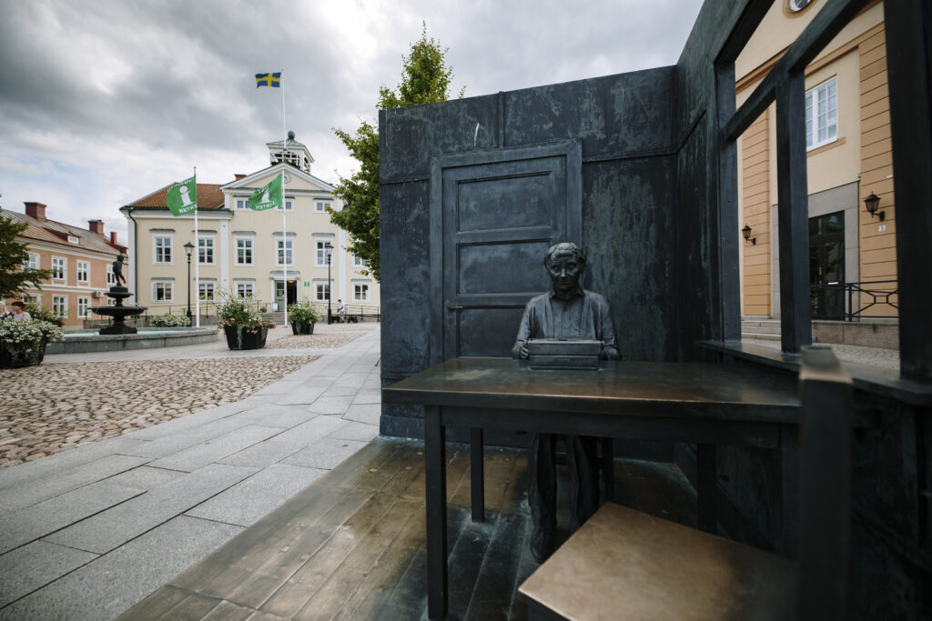 I staden finns det ett monument av Astrid Lindgren, där man kan sätta sig vid ett bord tillsammans med henne.