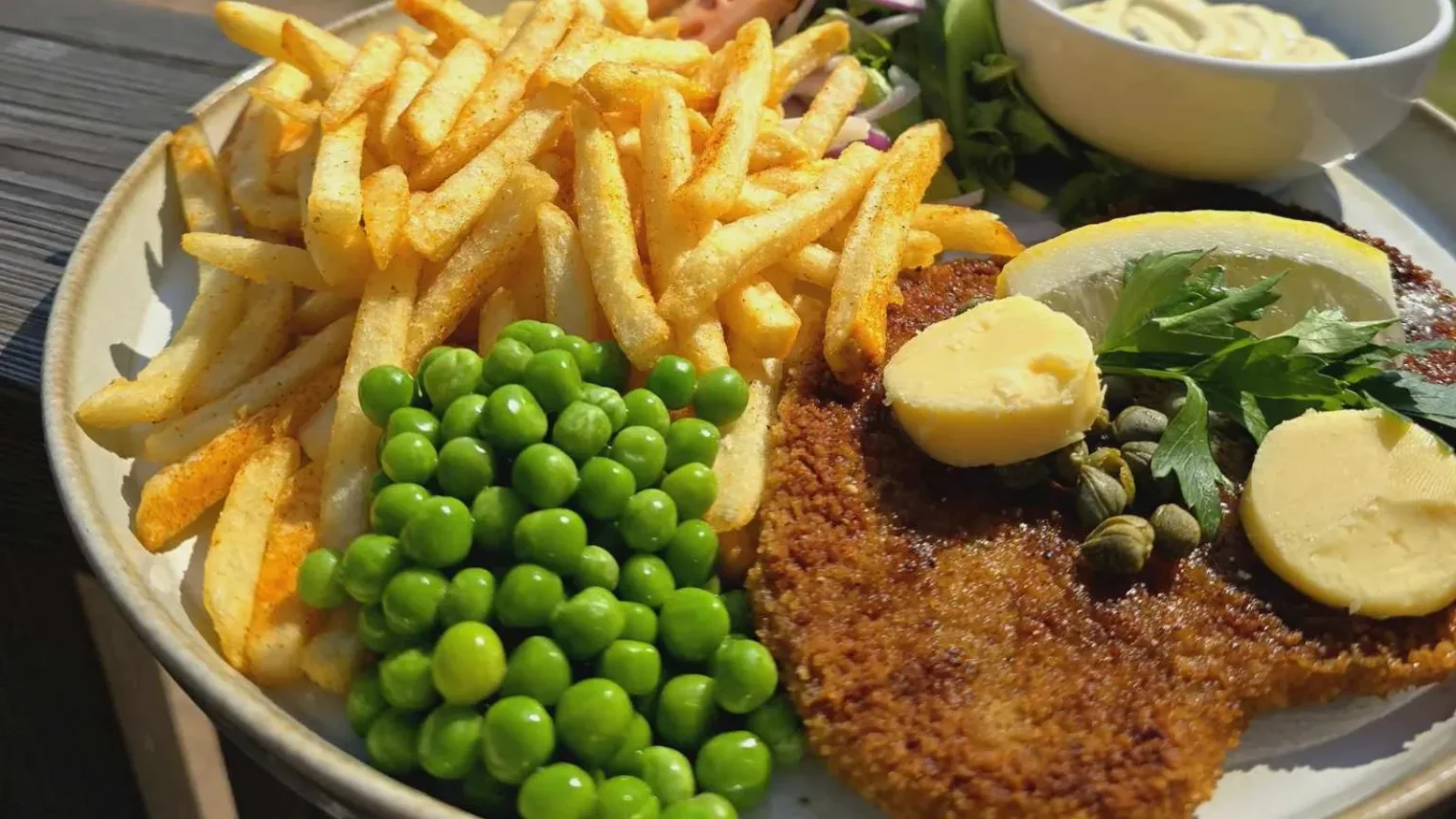 Schnitzel serverat i vår à la carte på restaurang i Vimmerby