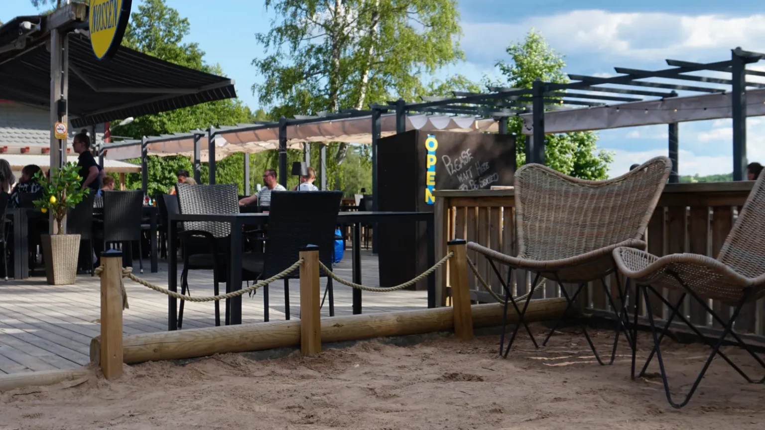 Strandområde vid restaurangen vid sjön