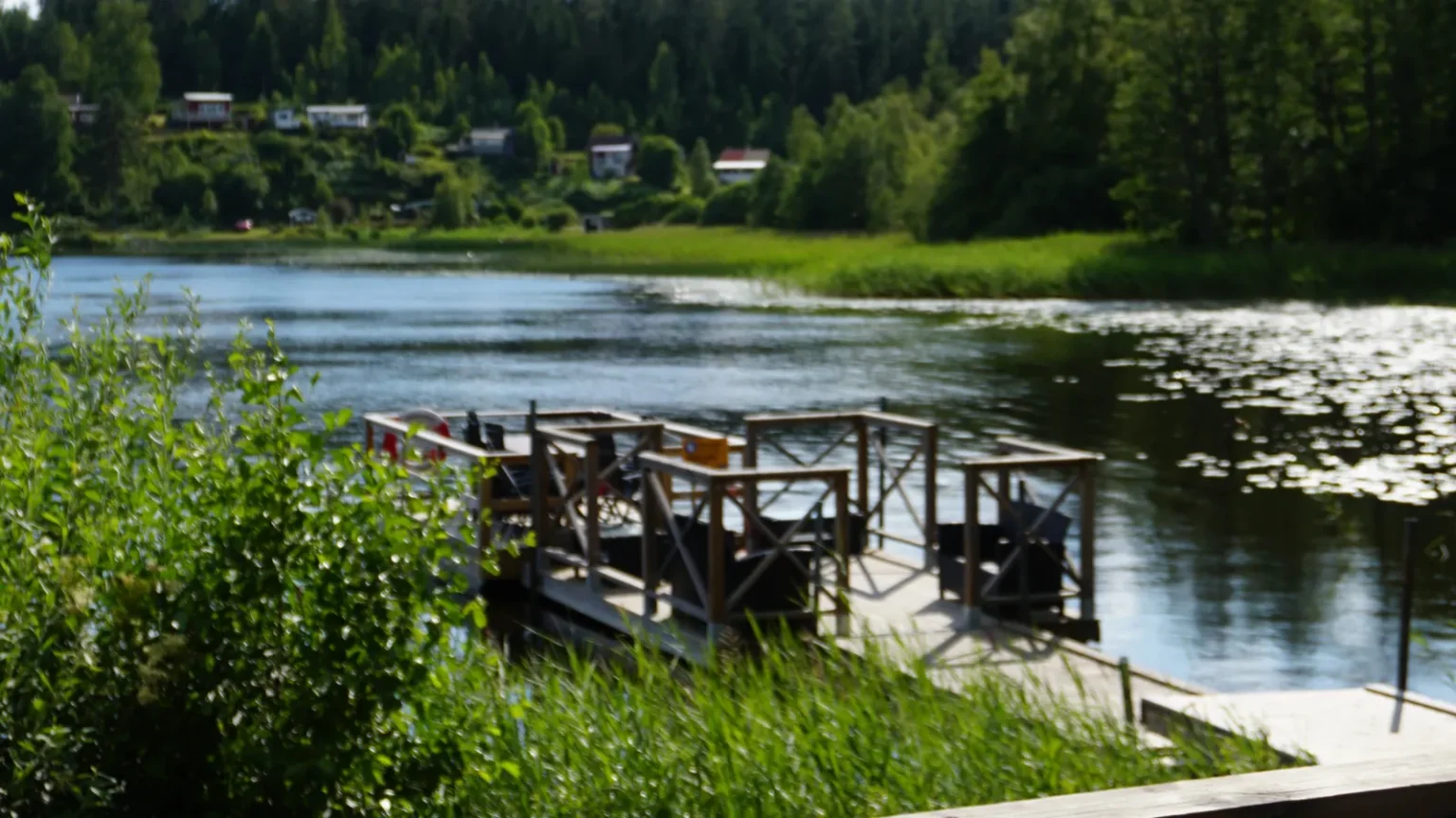 Terrass med sjöutsikt där gäster kan äta och koppla av